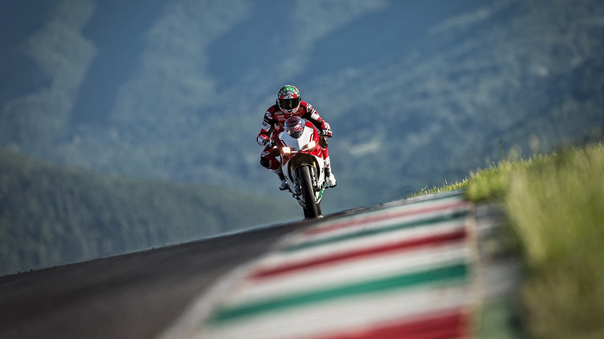 太阳城娱乐官网-詹姆斯爆冷失利？巴黎圣日耳曼双线告捷，冰火两重天！